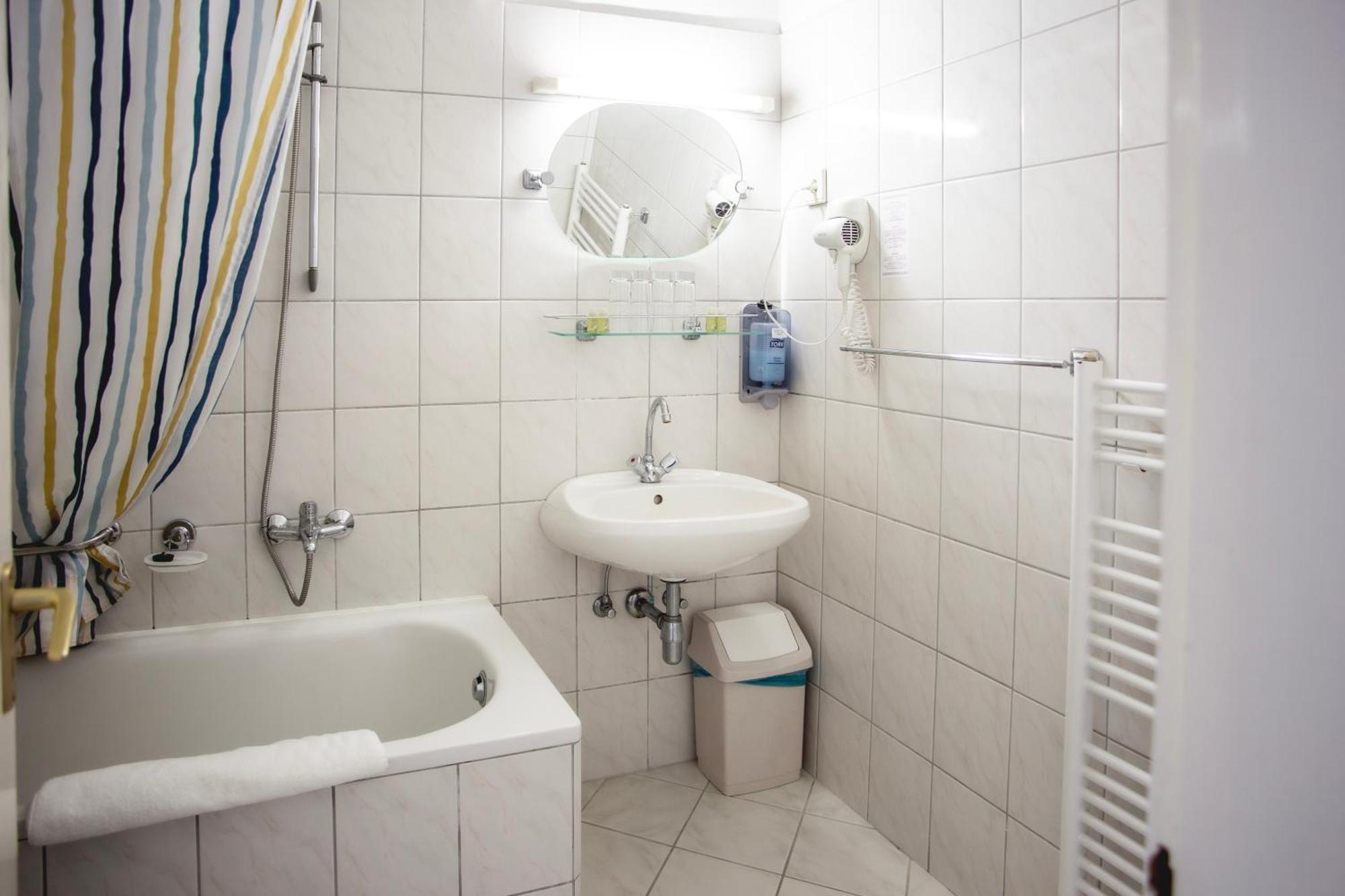 Hotel Kapos Kaposvar Ngoại thất bức ảnh